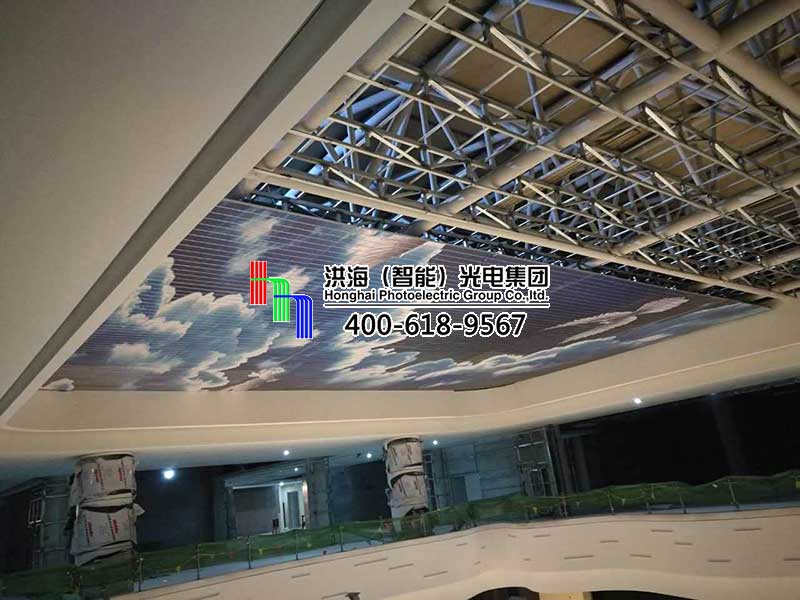 洪海LED天幕在臨沂齊魯園廣場正安裝施工!